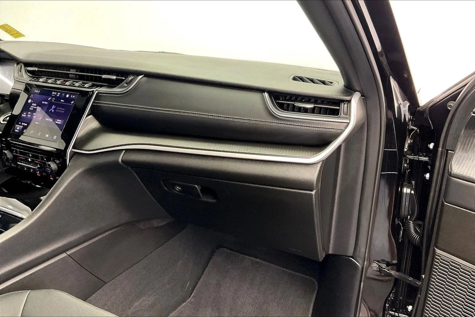 Used 2025 Diamond Black Crystal Pearlcoat Jeep Laredo image 15