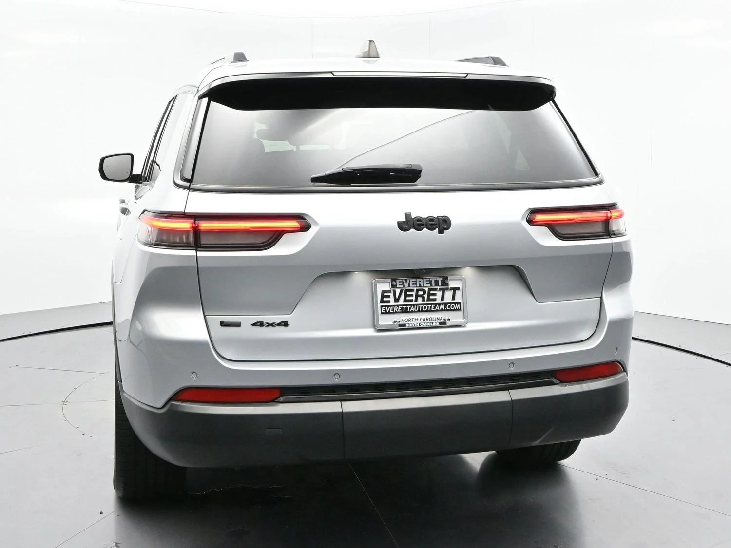 Used 2021 Silver Jeep Altitude image 6