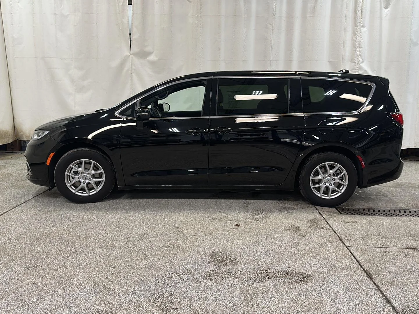 Used 2025 Chrysler Pacifica Select with VIN 2C4RC1BG7SR548004 for sale in Waconia, Minnesota