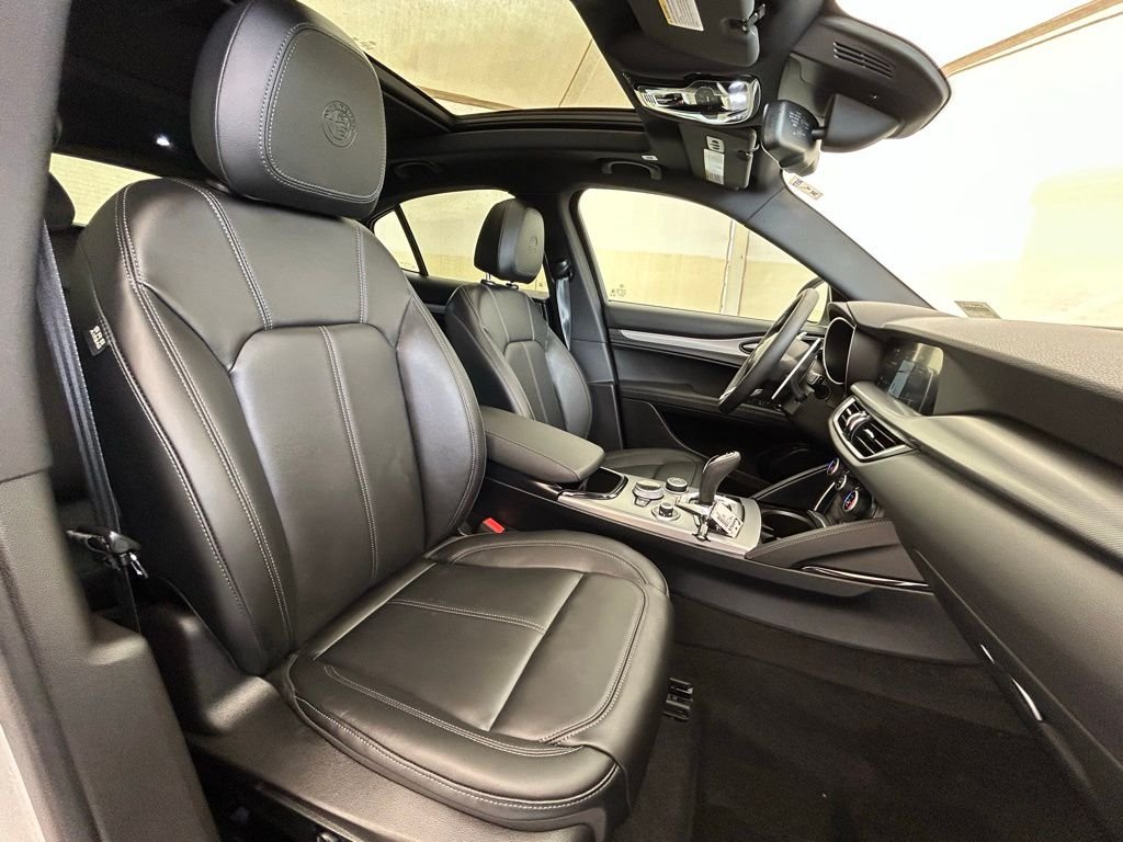 New 2025 Milano White Exterior Paint Alfa Romeo Base image 15
