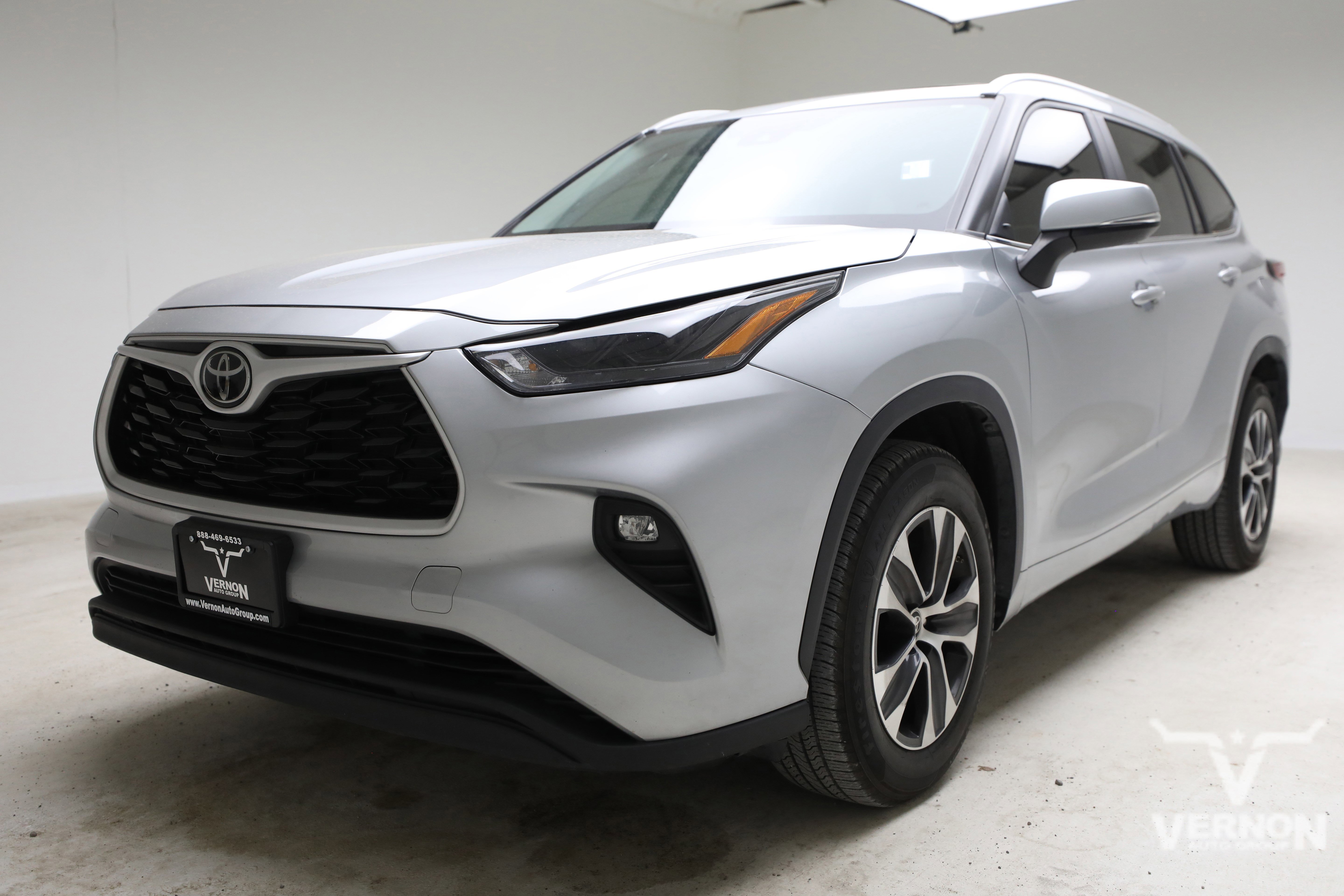 2023 Toyota Highlander XLE FWD's photo