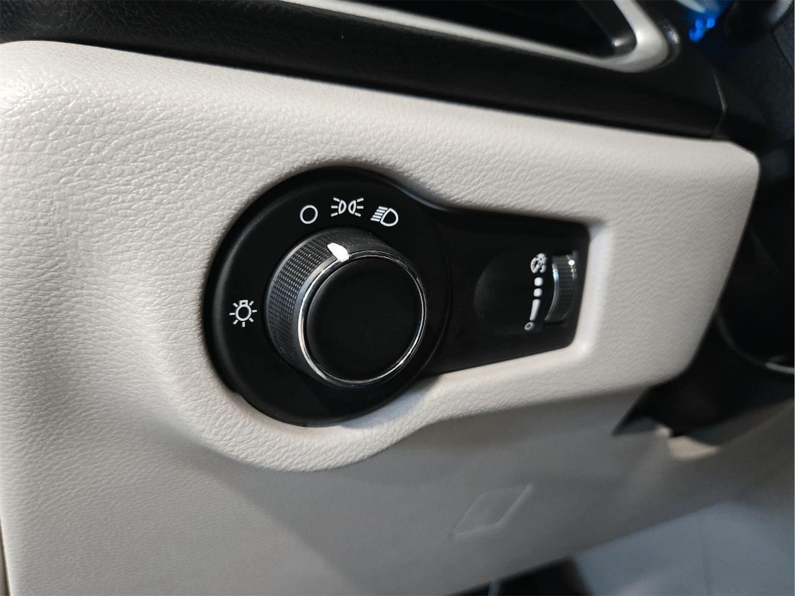 Used 2019 Granite Crystal Metallic Clearcoat Chrysler L image 17