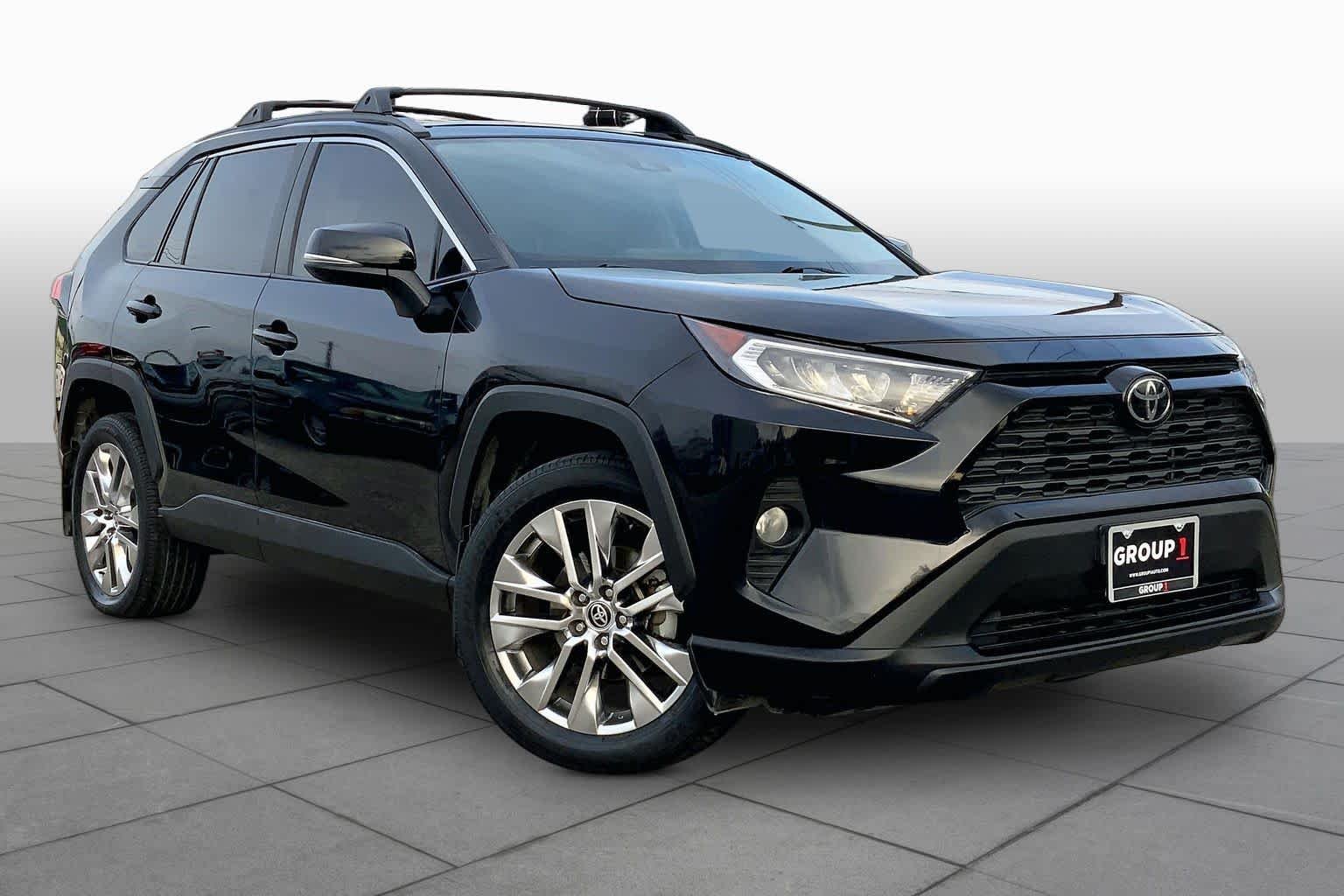 Used 2021 Midnight Black Metallic Toyota XLE Premium image 3