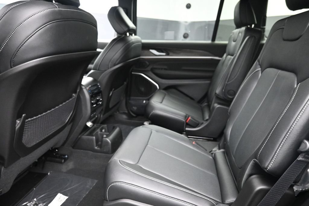 New 2026 Bright White Clear-Coat Exterior Paint Jeep Limited image 12