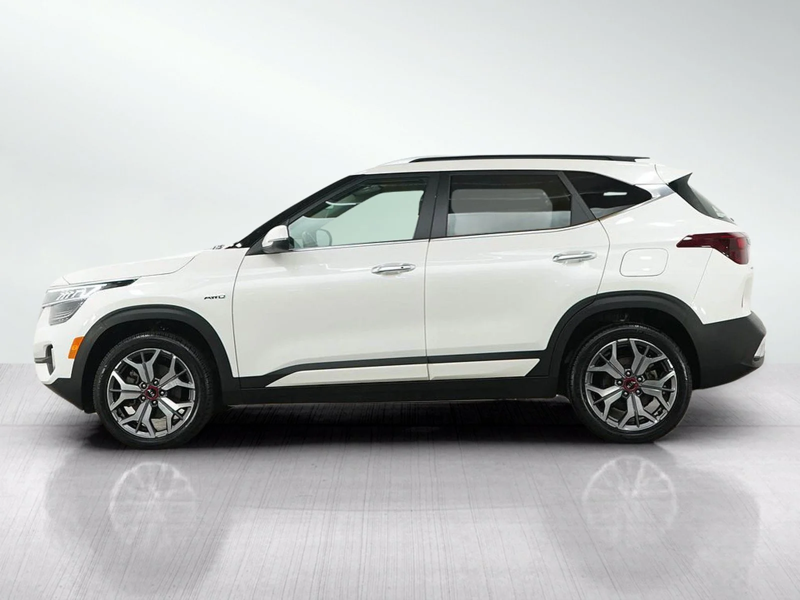 Used 2021 Kia Seltos SX with VIN KNDETCA29M7113022 for sale in Wayzata, Minnesota