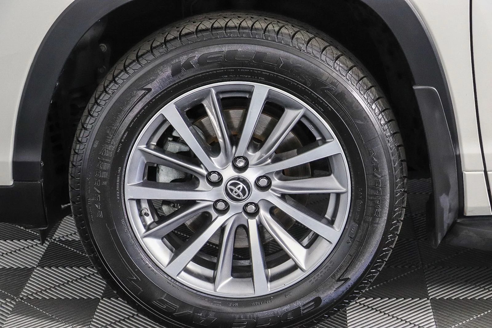 Used 2018 White Toyota XLE image 9