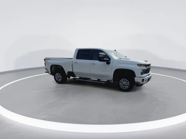 Used 2025 White Chevrolet LT image 13