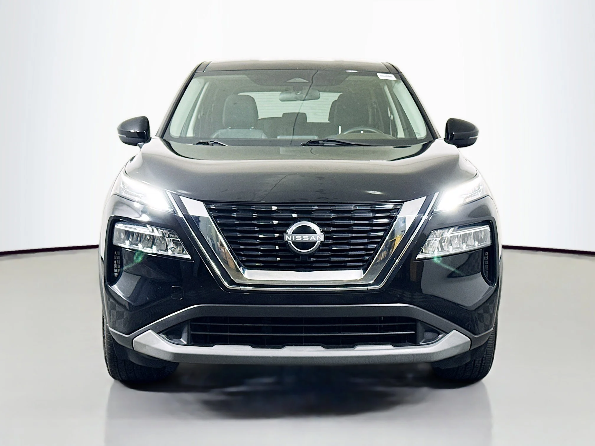 Used 2022 Super Black Nissan SV image 2