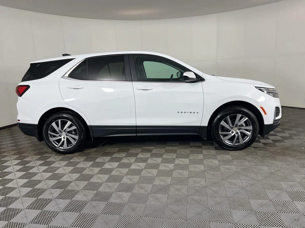 Used 2024 Summit White Chevrolet LT image 4