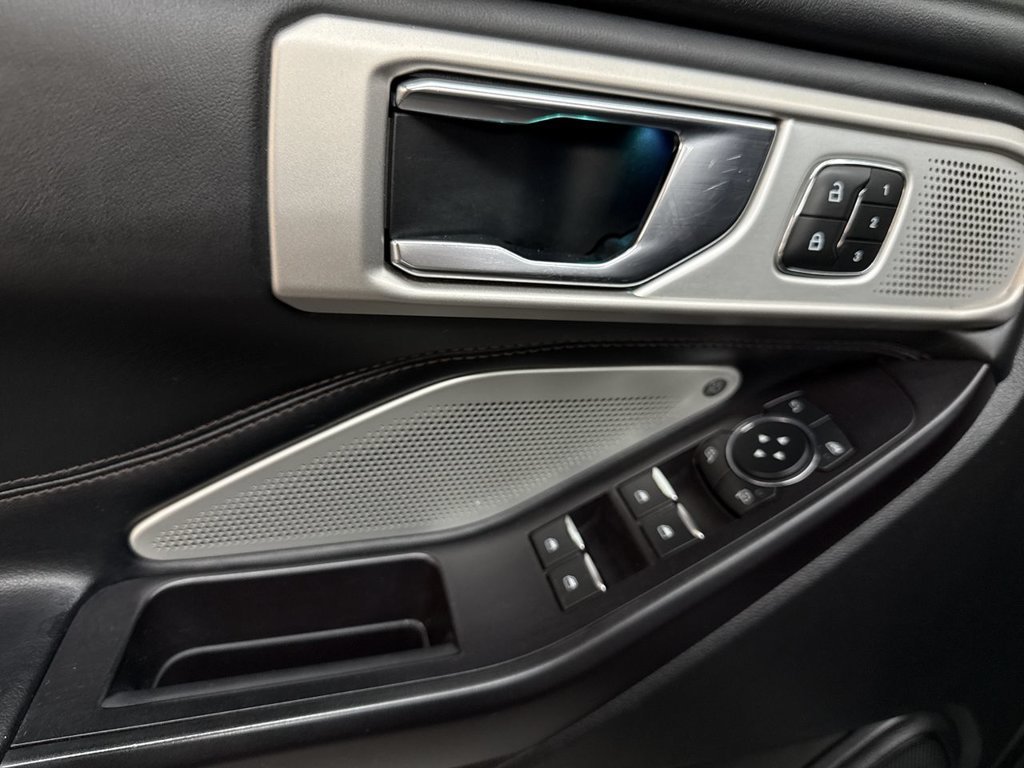 Used 2020 Black Metallic Ford Platinum image 13