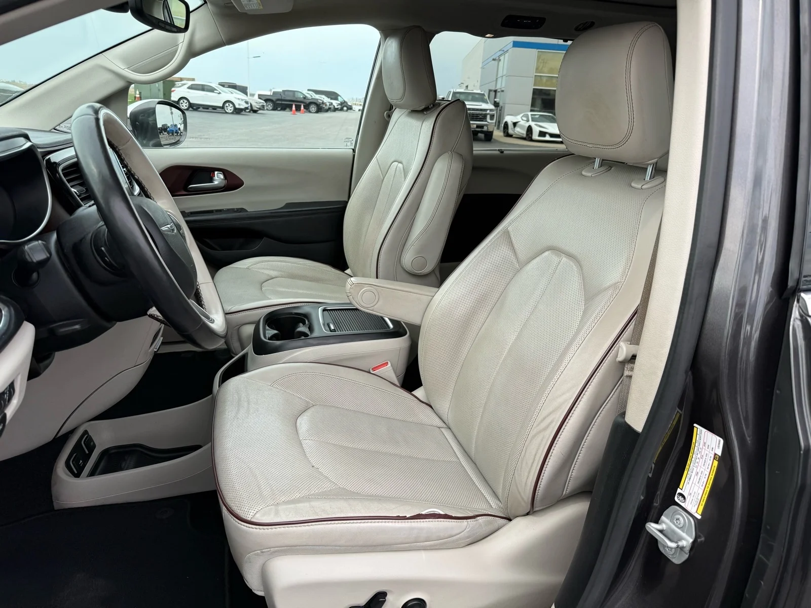 Used 2020  Chrysler Limited image 12
