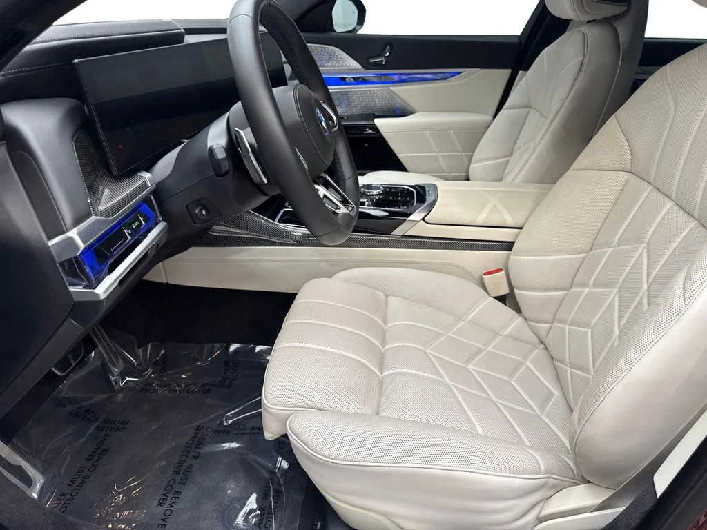 Used 2023 Red BMW xDrive60 image 27