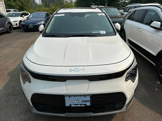 Used 2023 Snow White Pearl Kia Wave image 3