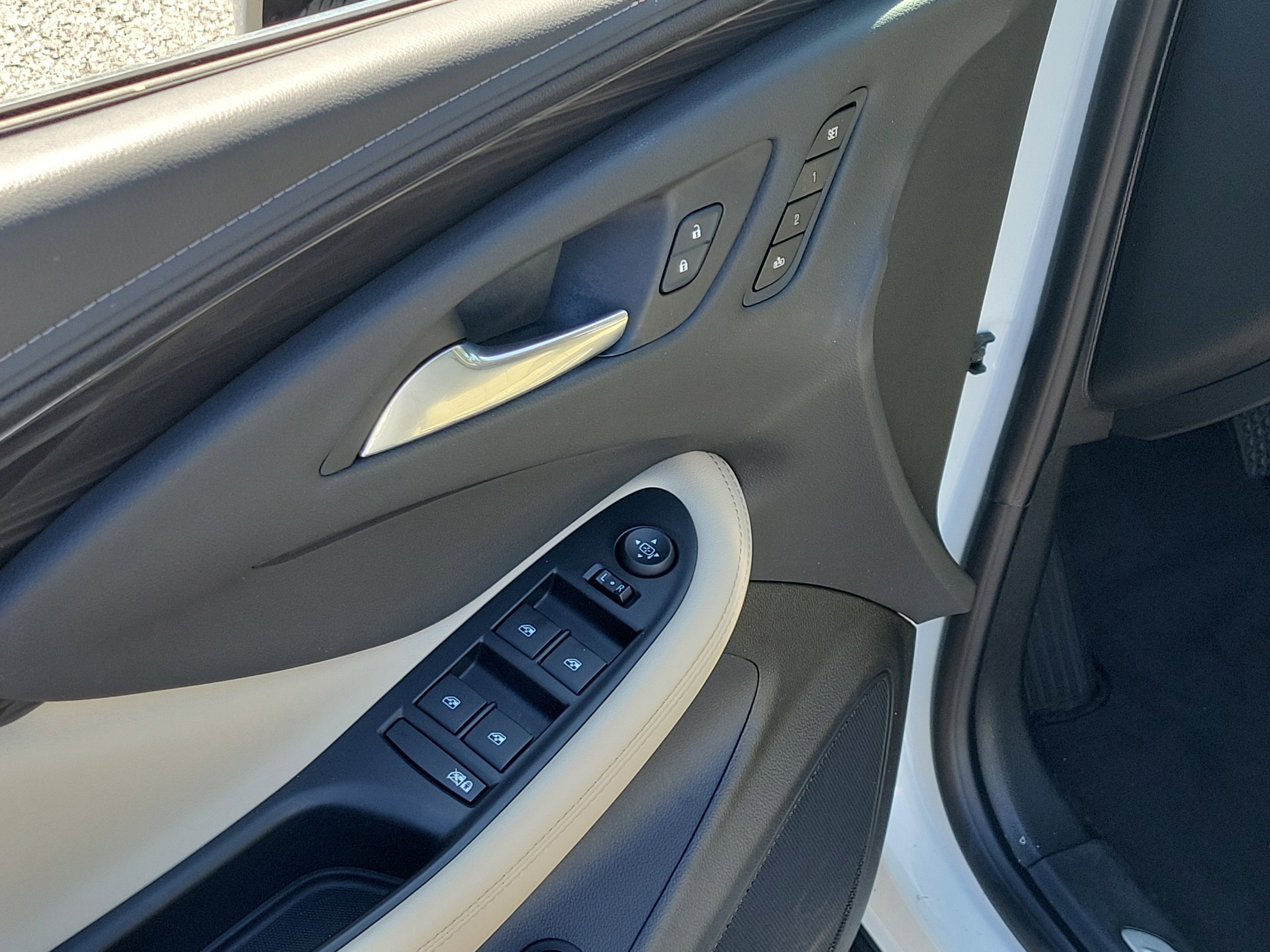 Used 2019 Summit White Buick Essence image 20