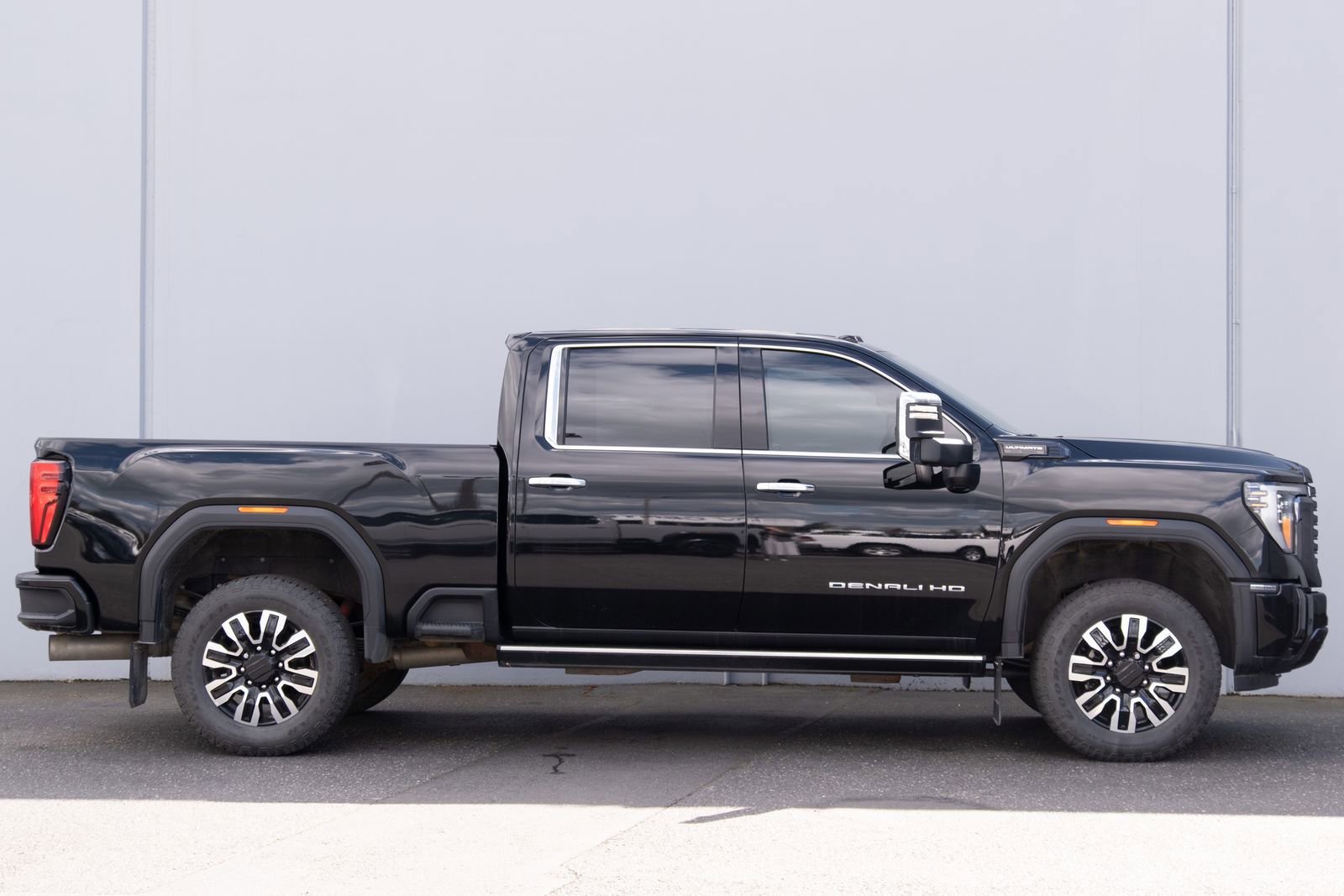 Used 2024 Onyx Black GMC Denali Ultimate image 31