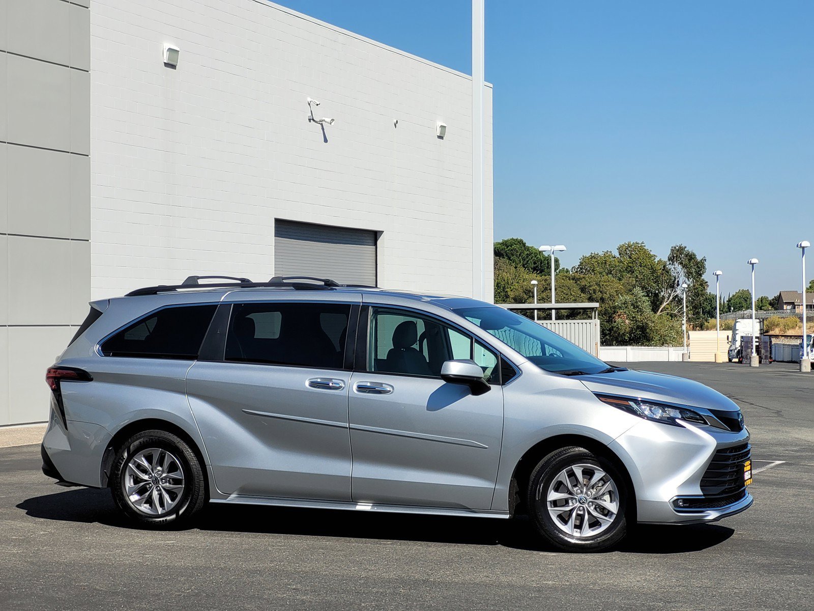 Used 2022 Silver Toyota XLE image 3
