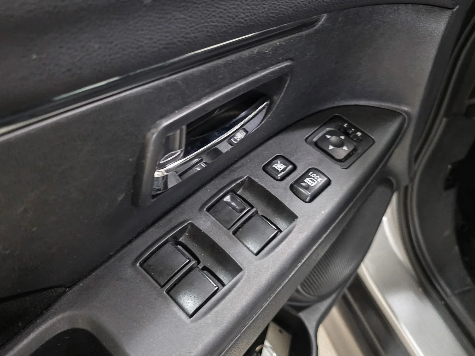 Used 2024  Mitsubishi  image 19