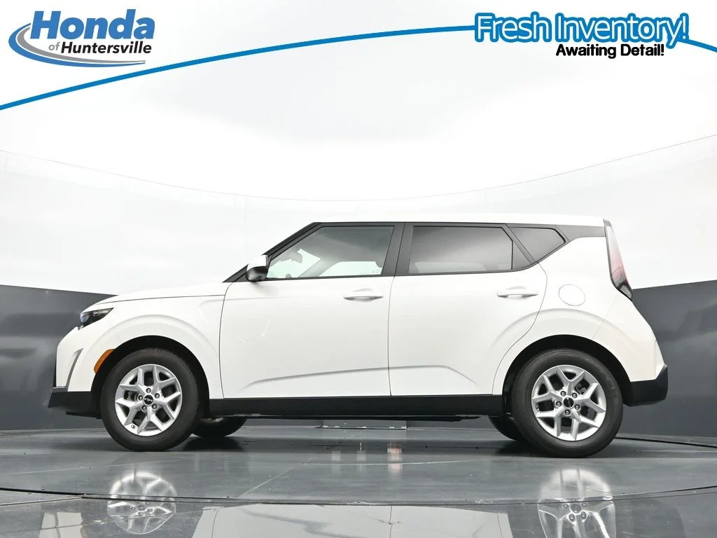 Used 2025 Snow White Pearl Kia LX image 30