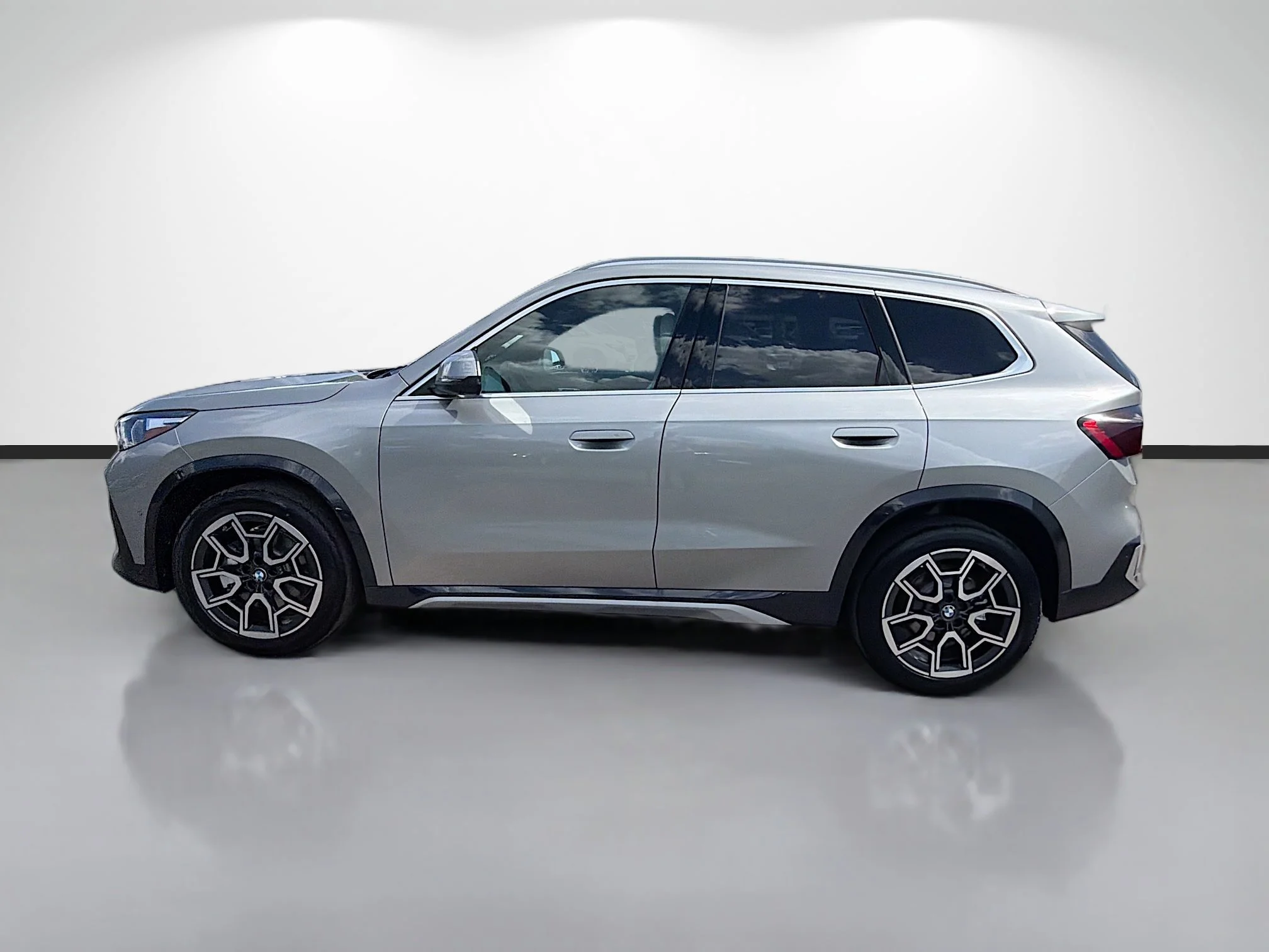 New 2026 Space Silver Metallic BMW xDrive28i image 6
