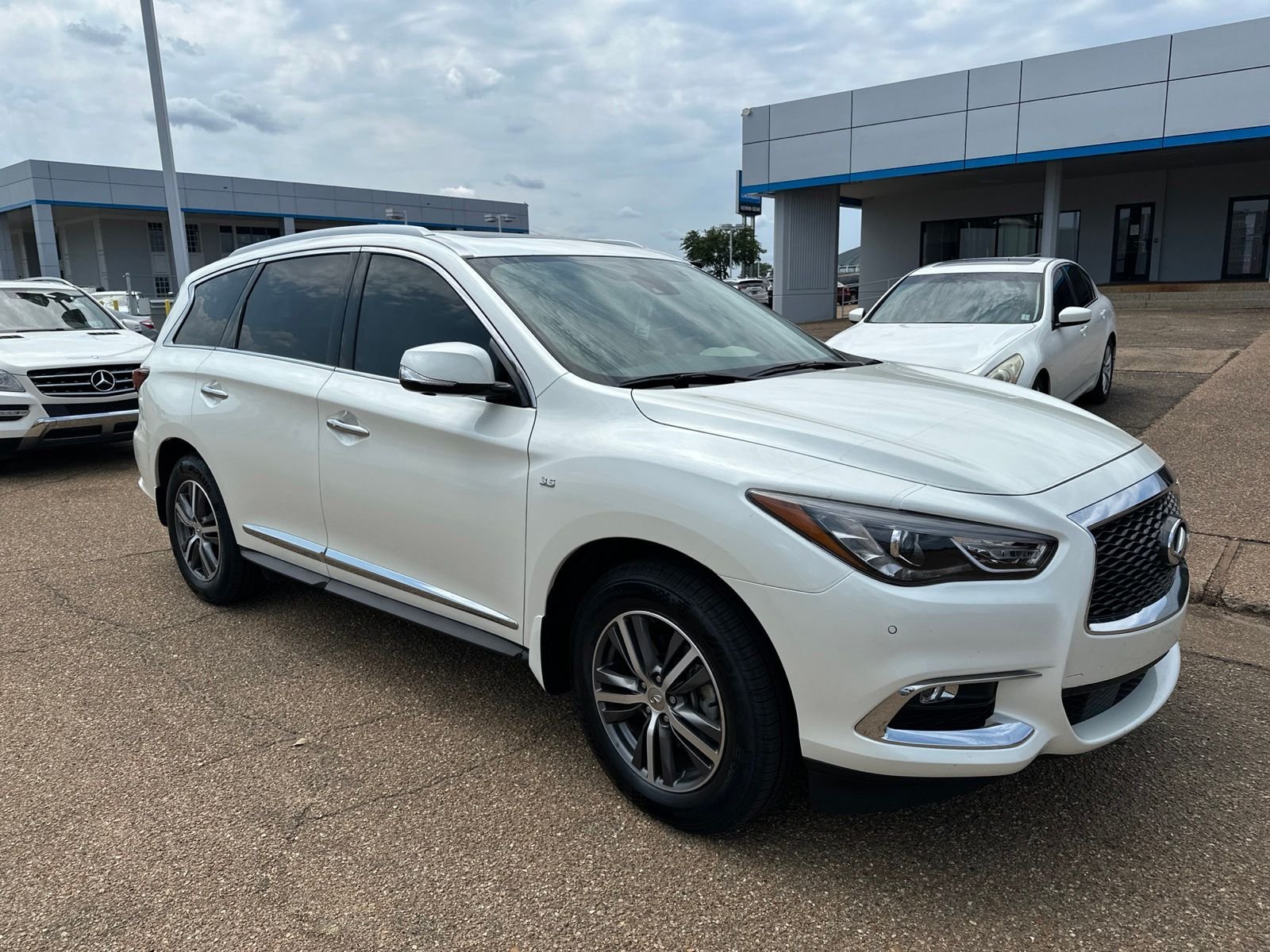 Used 2020 White INFINITI LUXE image 4
