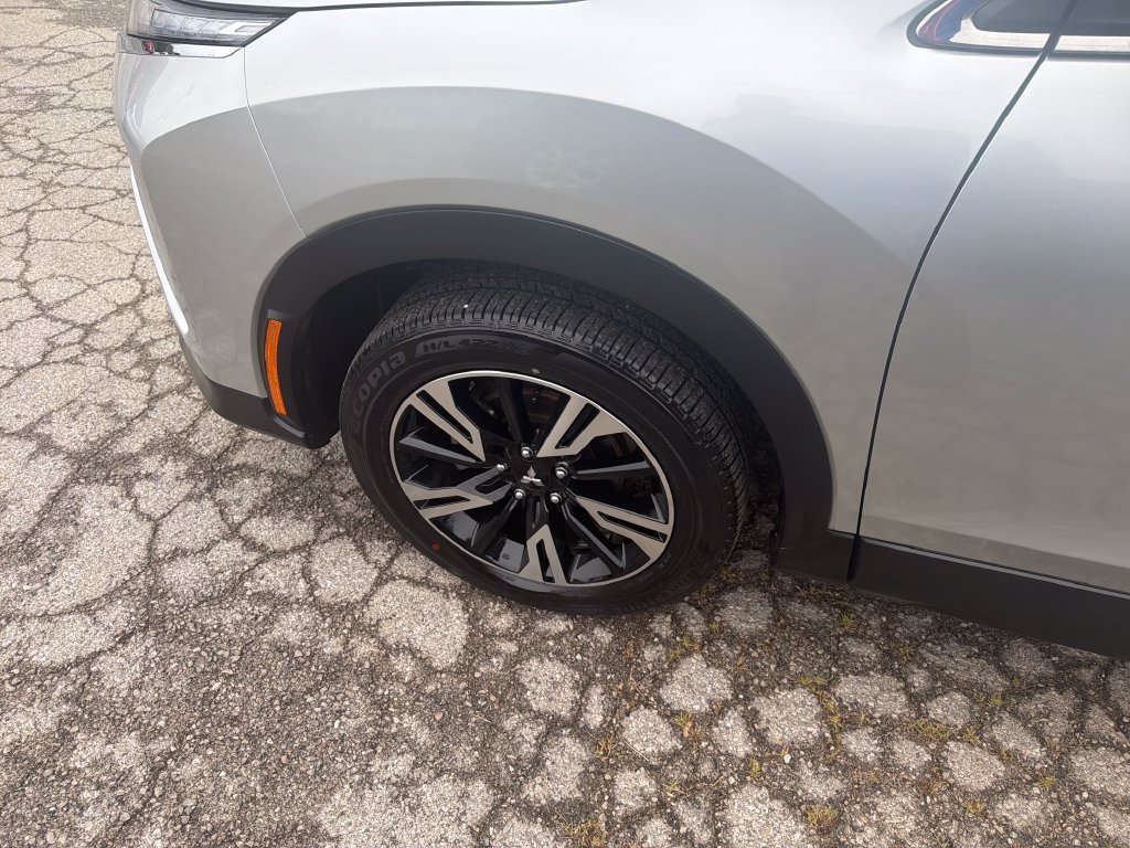 Used 2025 Silver Mitsubishi SE image 10