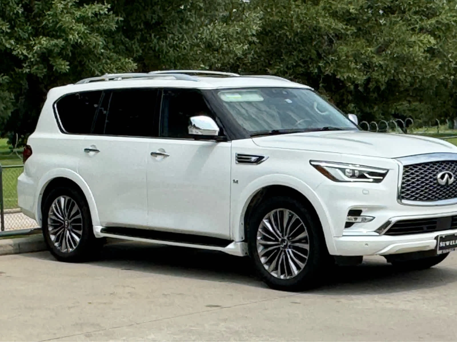 Used 2019 Moonstone White INFINITI LUXE image 4