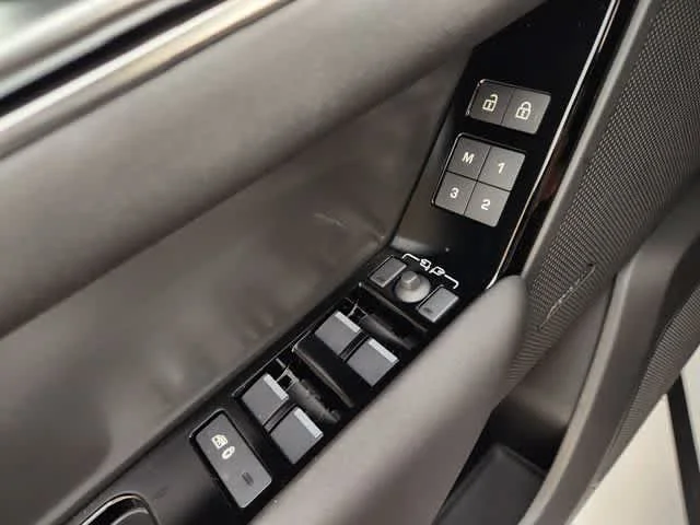 New 2026 Fuji White Land Rover S - P250 image 34