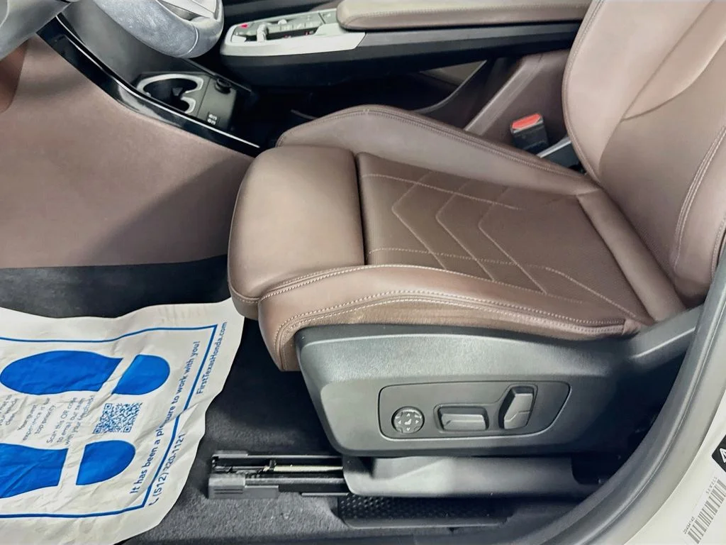 Used 2025 White BMW xDrive28i image 25