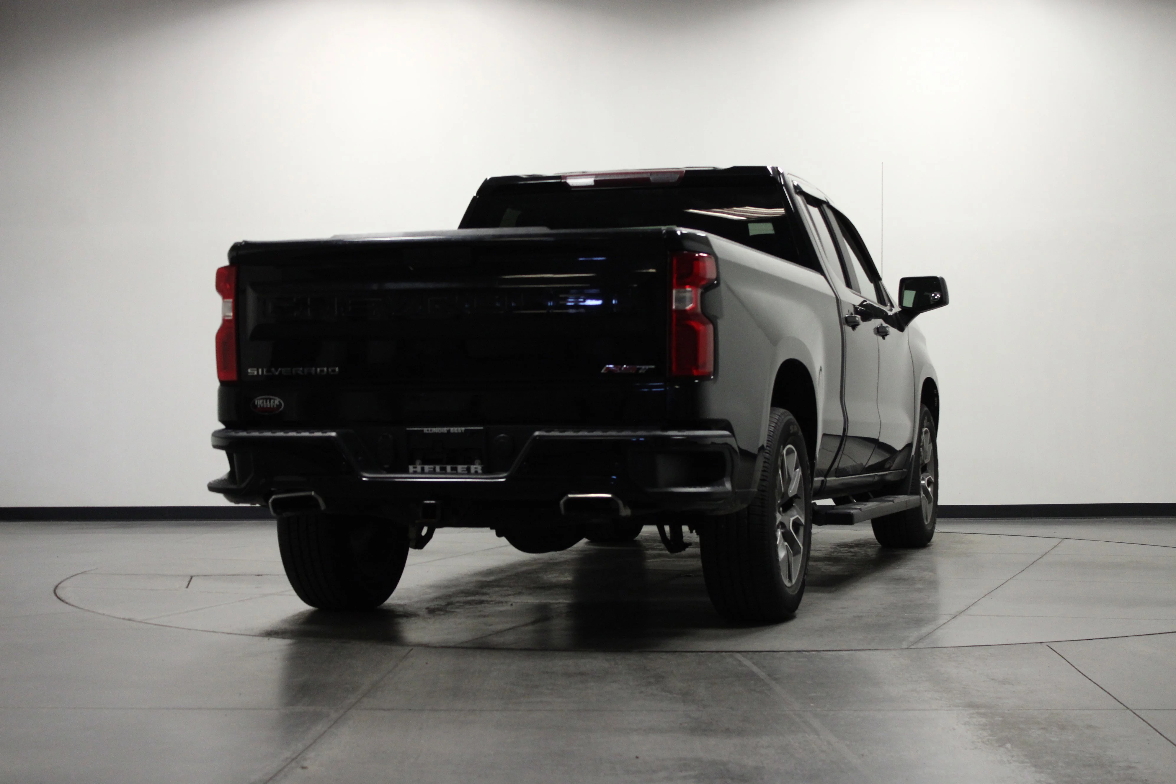 Used 2019 BLACK Chevrolet RST image 3