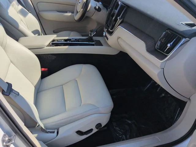 Used 2021 White Volvo T5 Momentum image 37