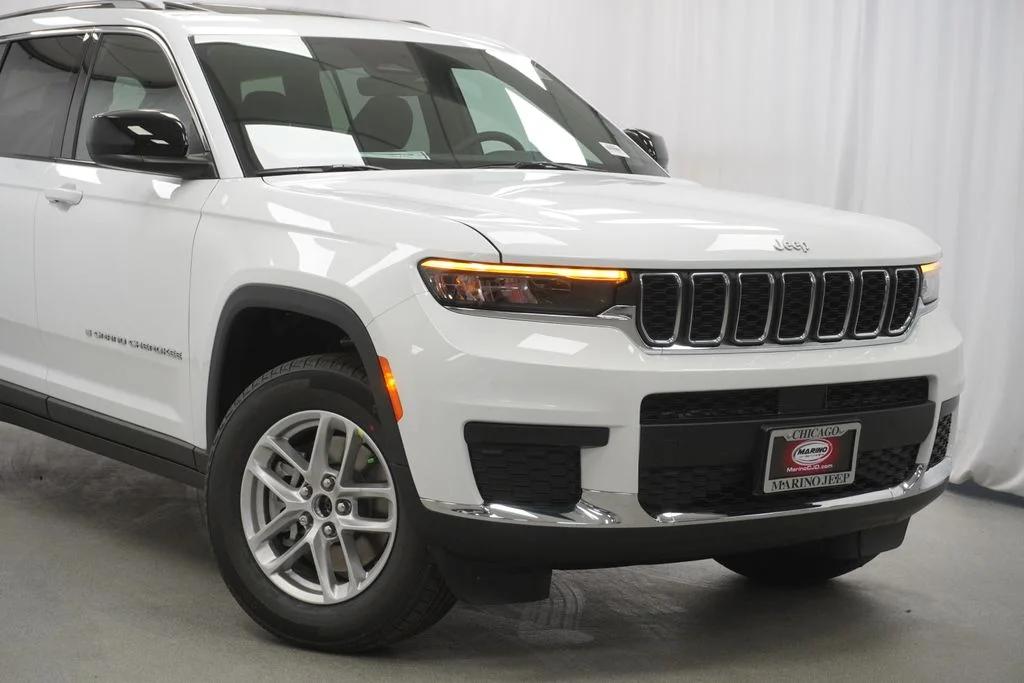 New 2026 Bright White Clear-Coat Exterior Paint Jeep Laredo image 3
