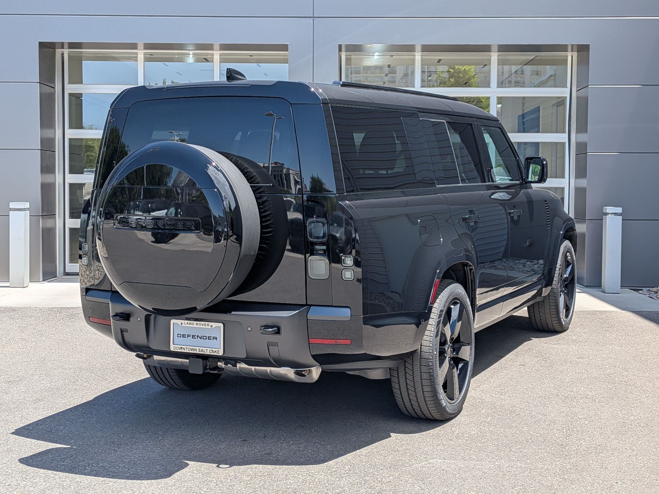 New 2026 Santorini Black Land Rover P400 X-Dynamic SE image 5