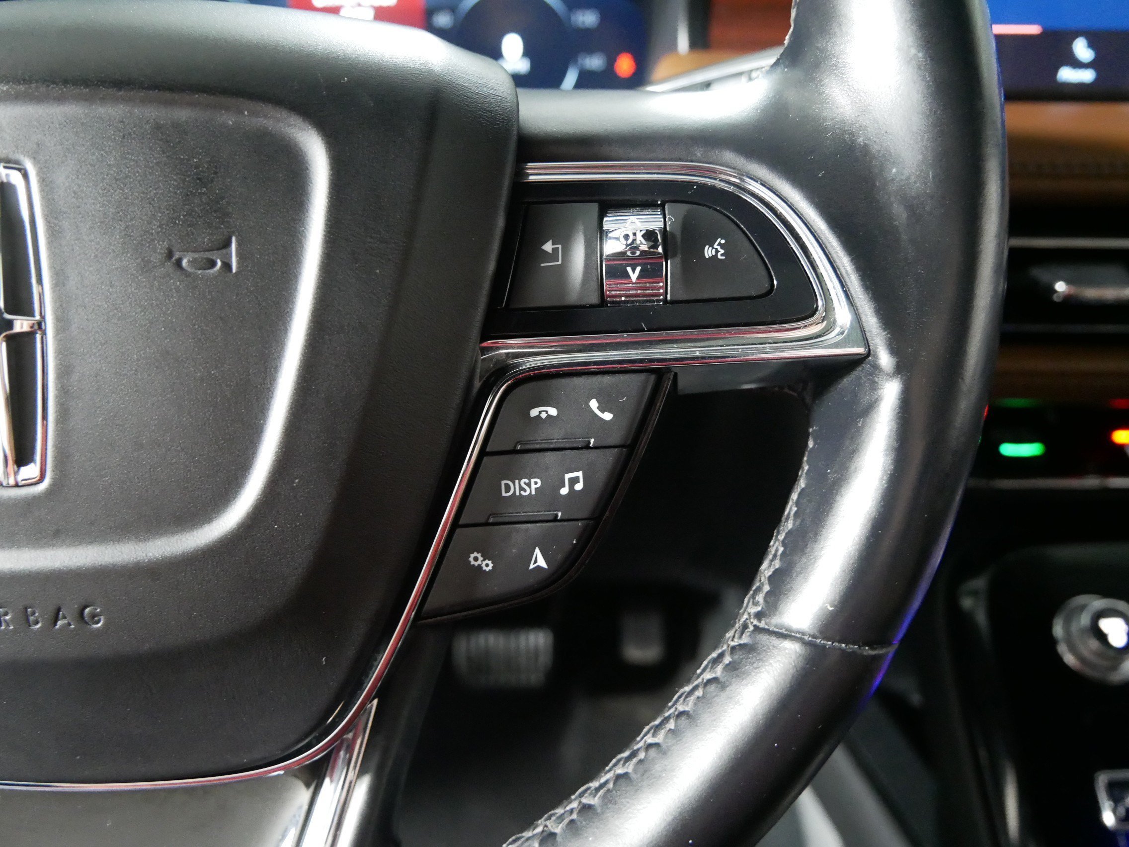 Used 2022 Ceramic Pearl Metallic Tinted Clearcoat Lincoln Reserve image 28