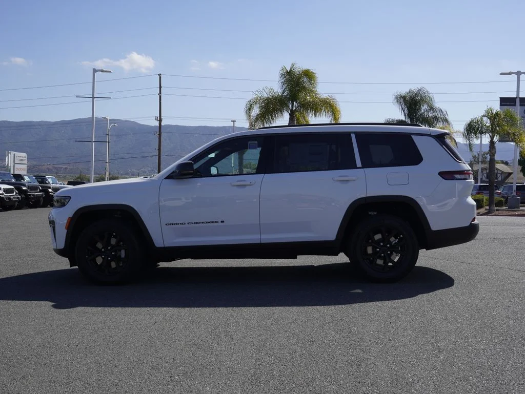 New 2026 Bright White Clear-Coat Exterior Paint Jeep Altitude image 7