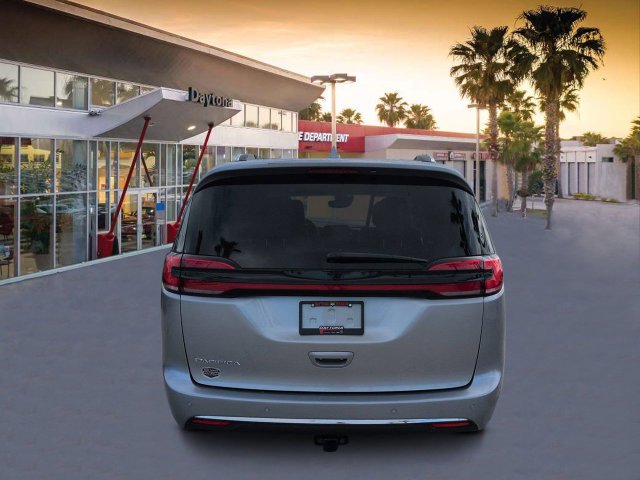 Used 2021 Silver Chrysler Touring L image 4