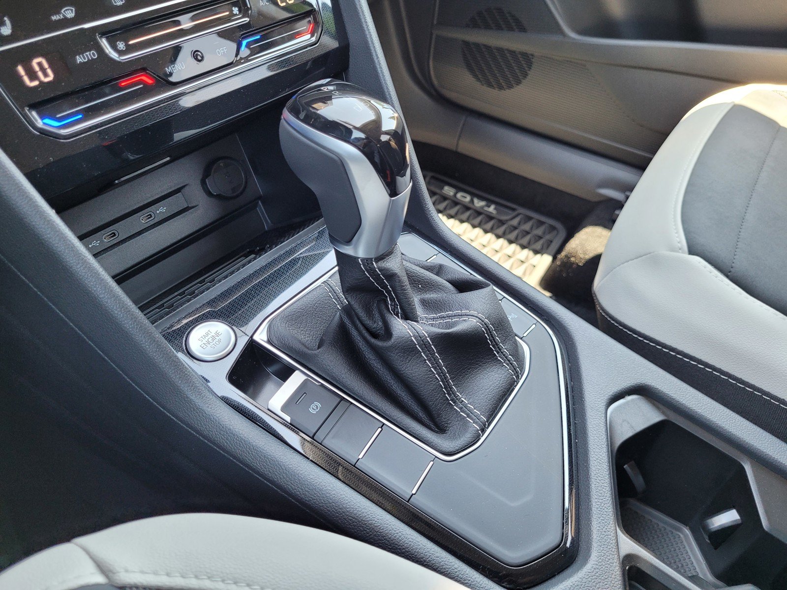 2025 Volkswagen Taos SE - Photo 12