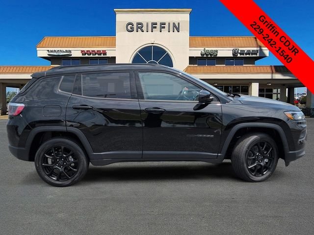 New 2026 Diamond Black Crystal Pearl-Coat Exterior Paint Jeep Latitude image 3