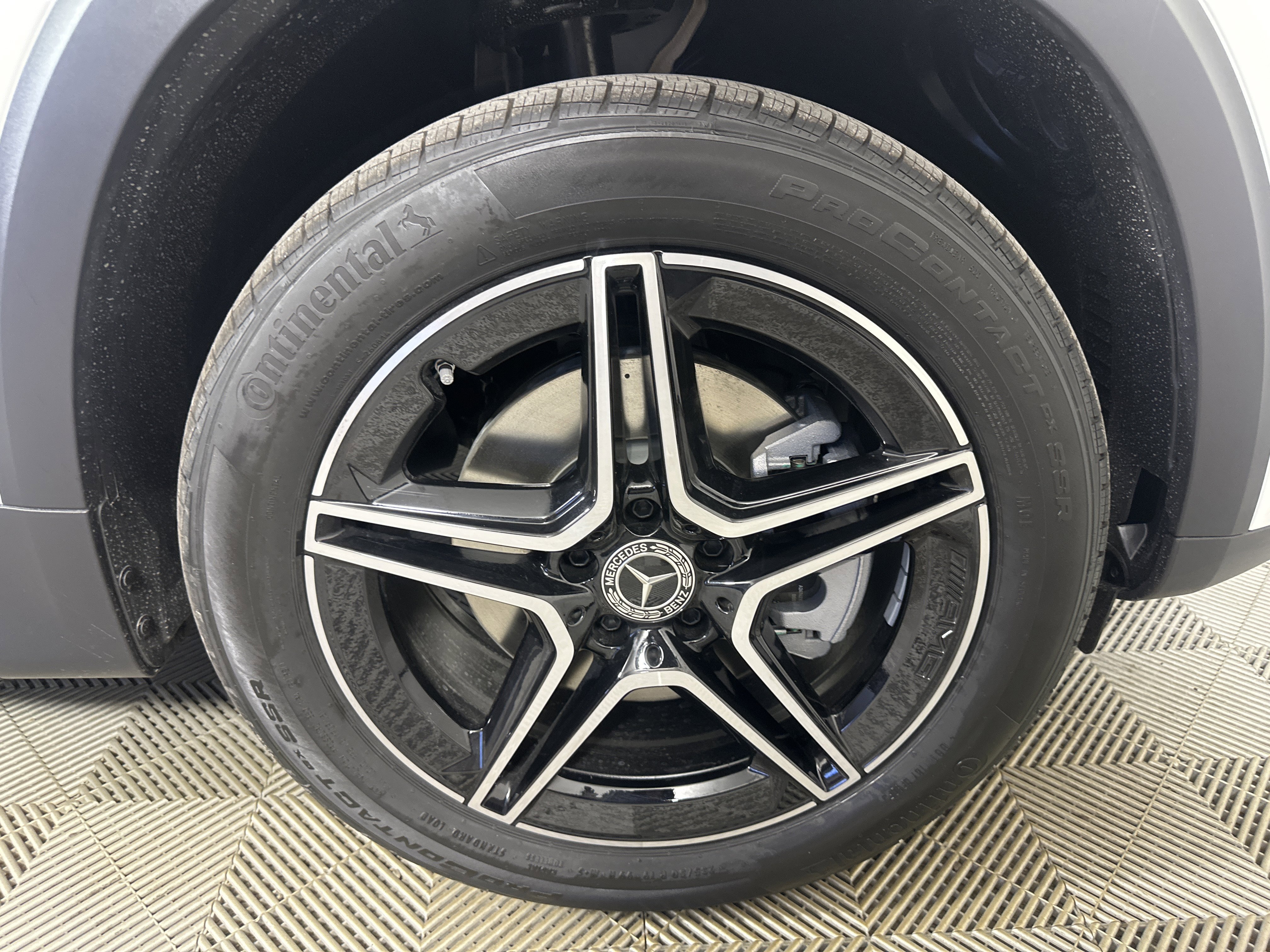 New 2026 Polar White Mercedes-Benz GLB 250 image 27