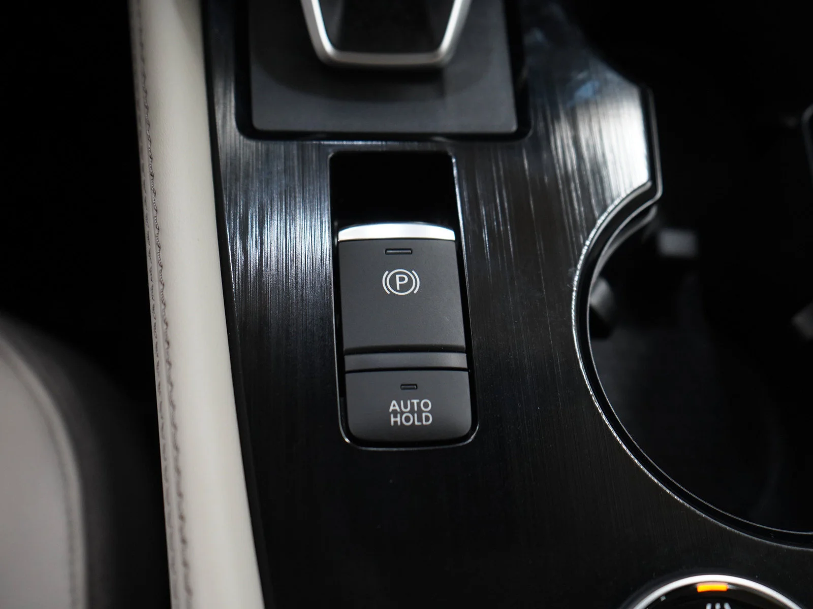 Used 2023 Pearl White Tricoat/Super Black Nissan SL image 24