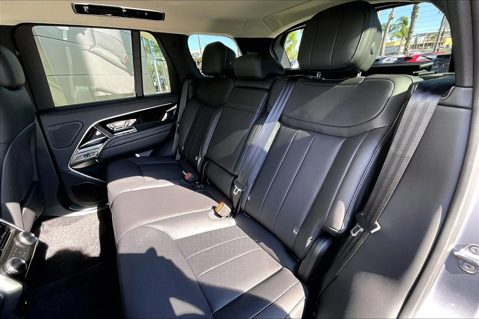 New 2026 Eiger Grey Land Rover SE image 10
