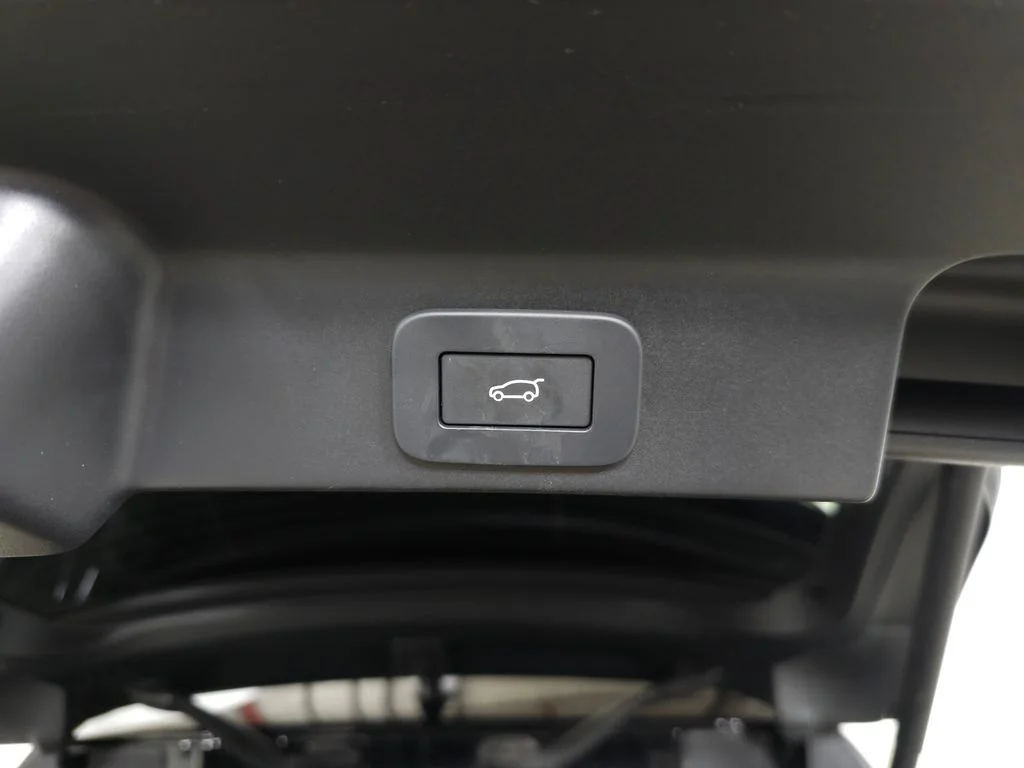 Used 2025 Black Jaguar P400 R-Dynamic S image 8