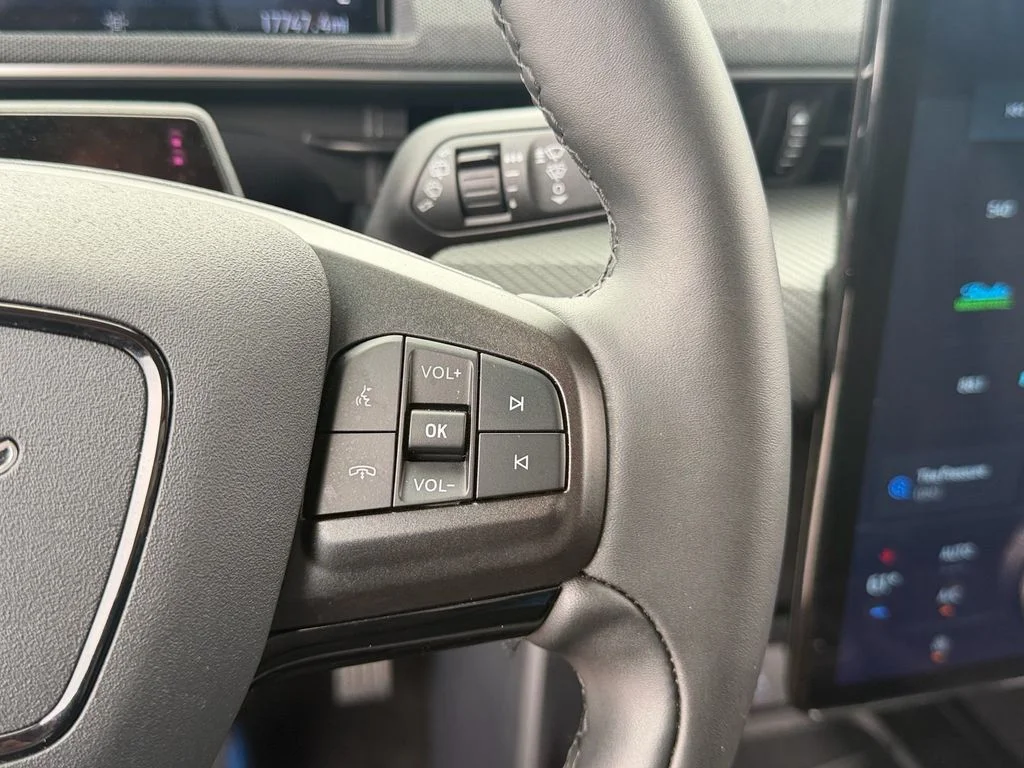 Used 2024 White Metallic Ford Select image 23
