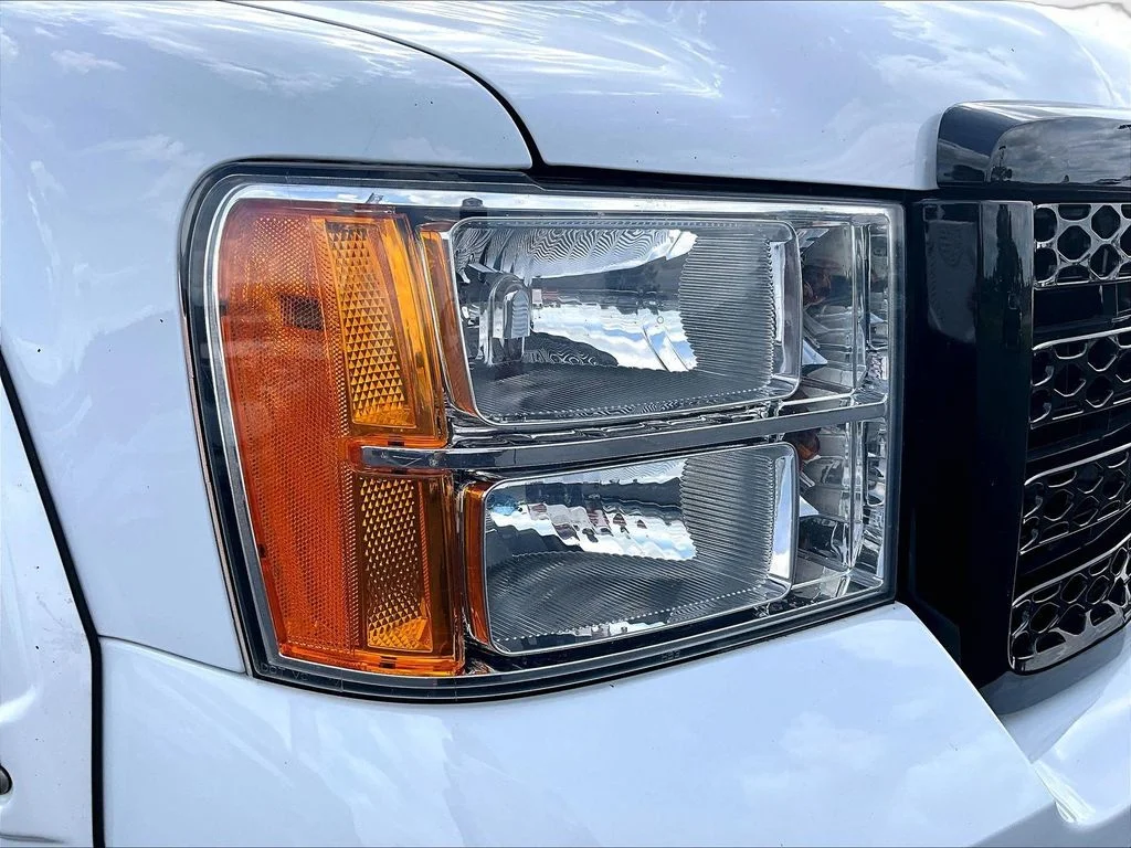Used 2014 White GMC SLE image 29