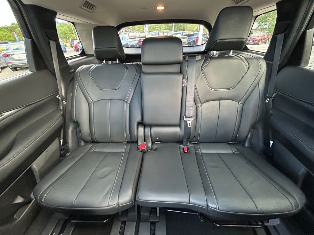 Used 2025 White INFINITI LUXE image 14