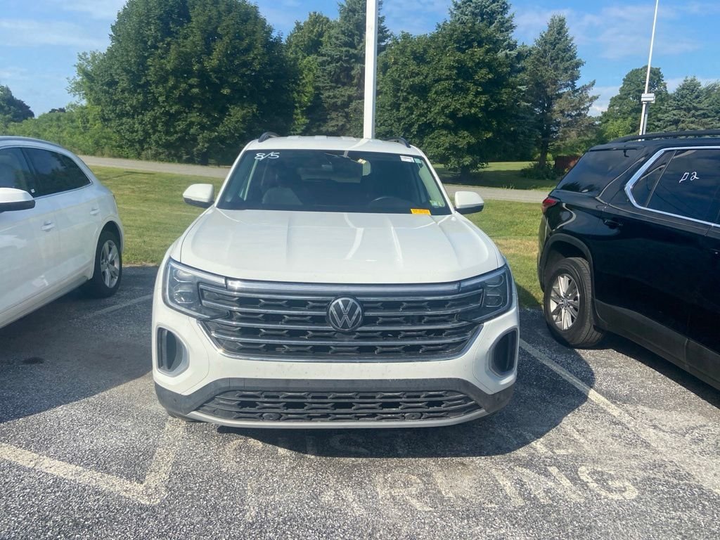 Used 2025 White Volkswagen 2.0T SE w/Technology image 2
