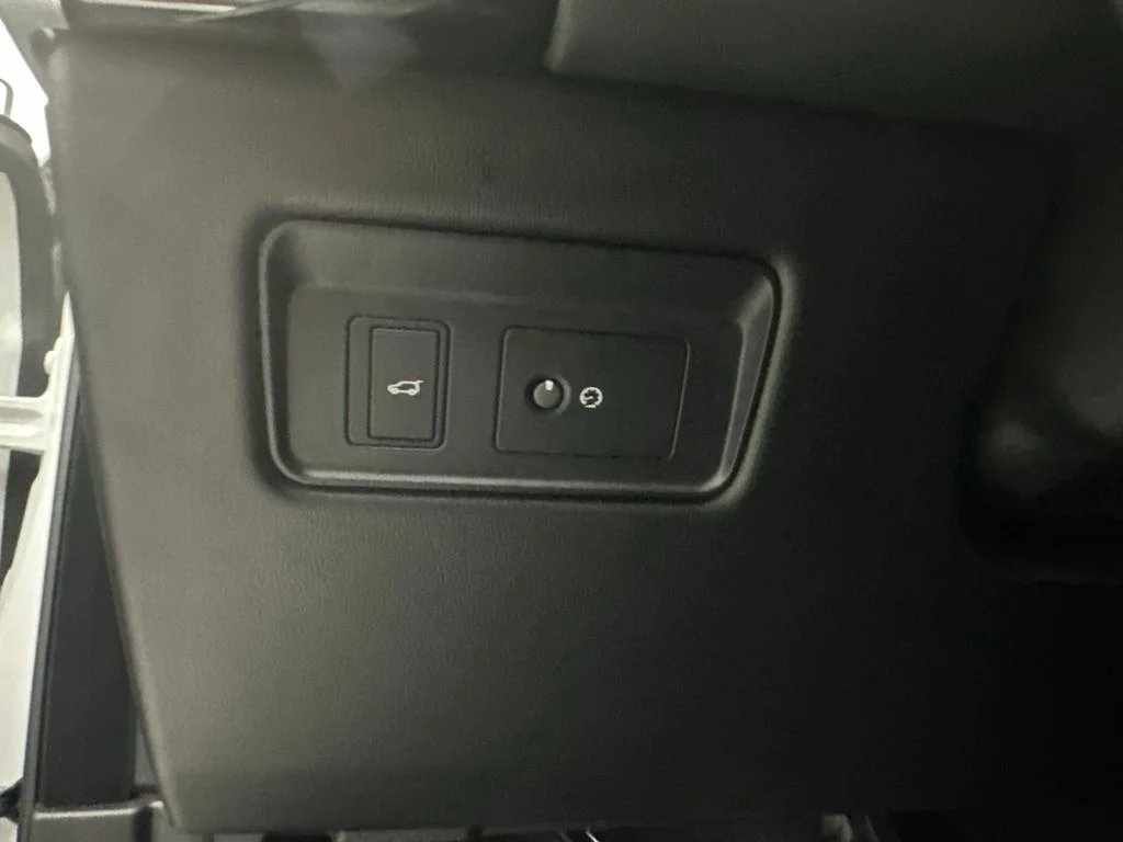 Used 2022 White Land Rover HSE Silver Edition image 22