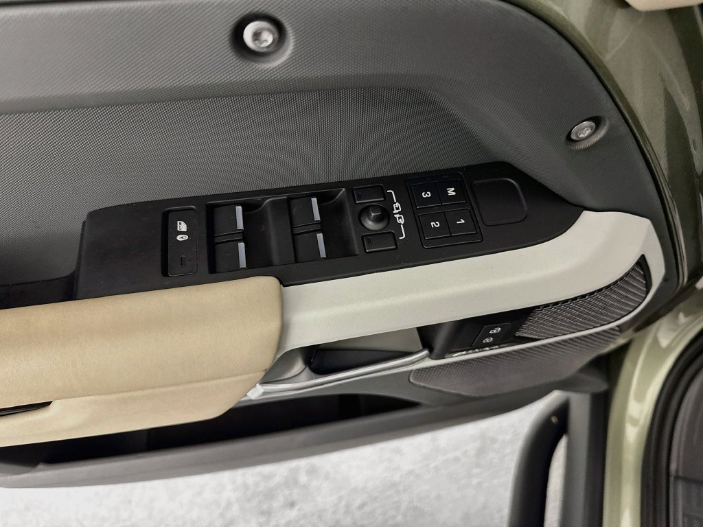 Used 2024 Green Land Rover S image 18