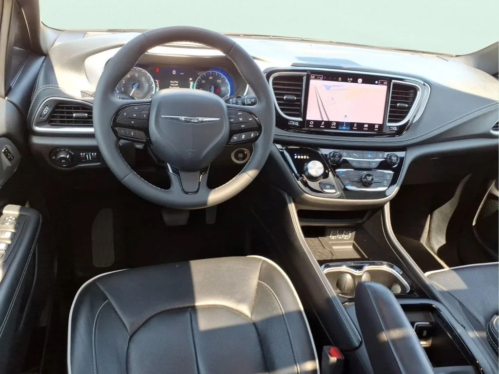 Used 2025 White Chrysler Limited image 13