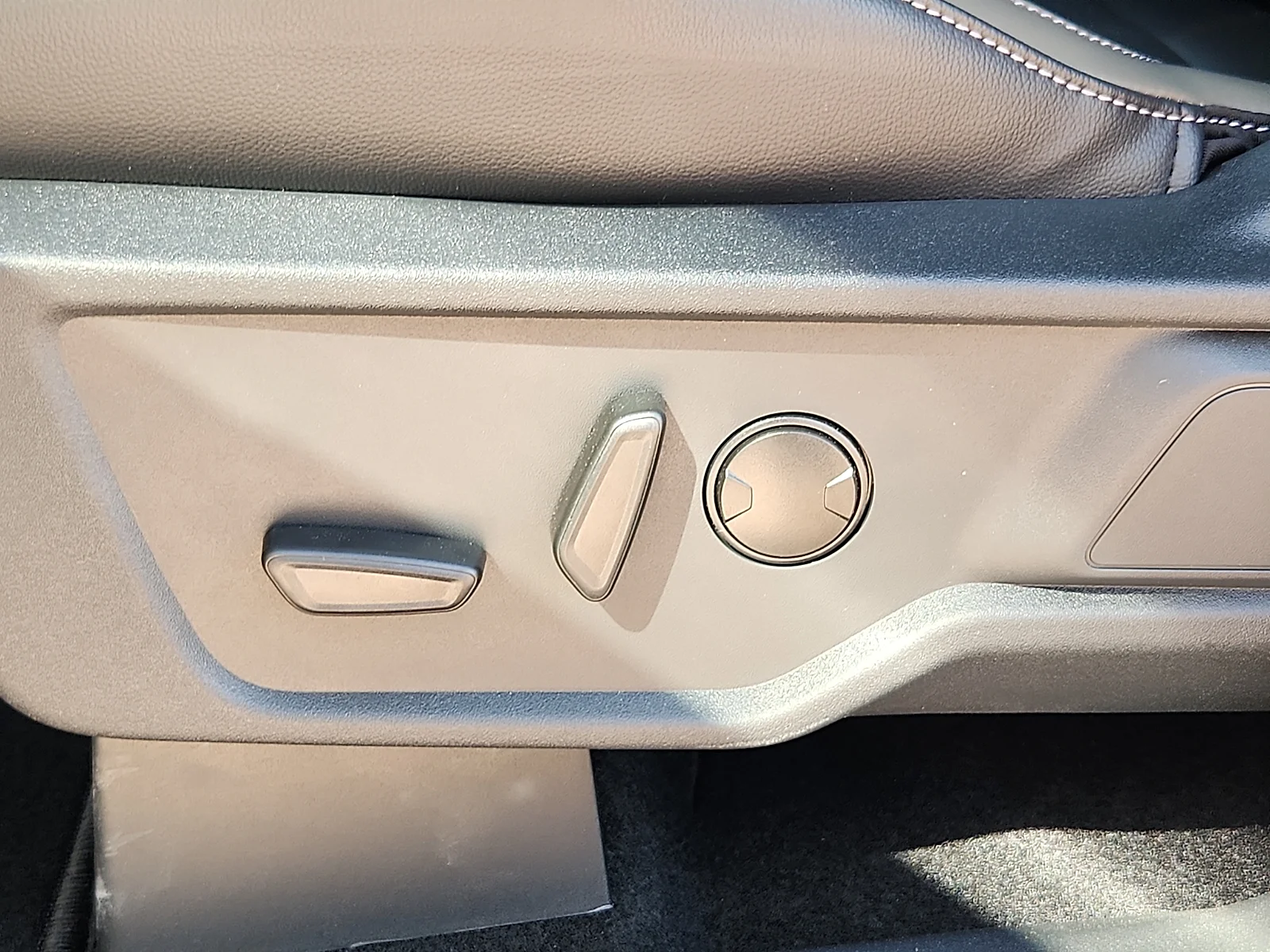 New 2026 Avalanche Gray Ford Outer Banks image 16