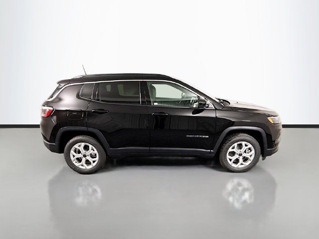 New 2026 Diamond Black Crystal Pearl-Coat Exterior Paint Jeep Latitude image 8